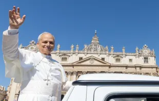 Antes da celebração de Pentecostes, o papa Leão XIV percorreu a Praça de São Pedro no papamóvel