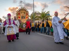 O arcebispo de Maceió, dom Carlos Alberto Breis na procissão de Nossa Senhora dos Prazeres 2025