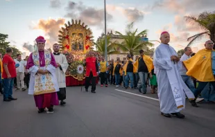 O arcebispo de Maceió, dom Carlos Alberto Breis na procissão de Nossa Senhora dos Prazeres 2025