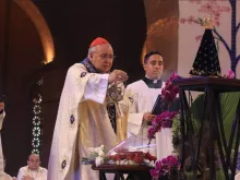 O arcebispo do Rio de Janeiro, dom Orani cardeal Tempesta no altar central da basílica.