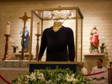 Pulôver de Carlo Acutis é apresentado aos fiéis na paróquia São Sebastião, em Campo Grande