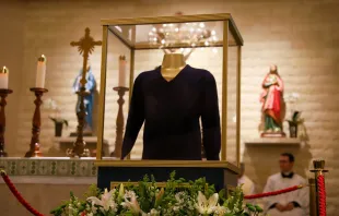 Pulôver de Carlo Acutis é apresentado aos fiéis na paróquia São Sebastião, em Campo Grande