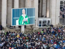 Milhares de fiéis participam da missa celebrada pelo papa Leão XIV, por ocasião do Jubileu dos Migrantes e dos Missionários