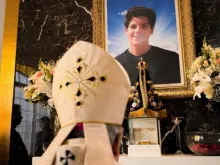 Dom Dimas fazendo uma oração diante das imagens de Nossa Senhora Aparecida e são Carlo Acutis no na elevação do novo santuário de Campo Grande