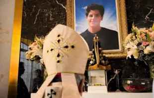 Dom Dimas fazendo uma oração diante das imagens de Nossa Senhora Aparecida e são Carlo Acutis no na elevação do novo santuário de Campo Grande