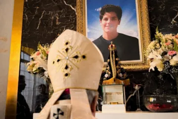 Dom Dimas fazendo uma oração diante das imagens de Nossa Senhora Aparecida e são Carlo Acutis