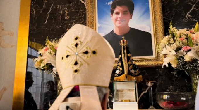 Dom Dimas fazendo uma oração diante das imagens de Nossa Senhora Aparecida e são Carlo Acutis