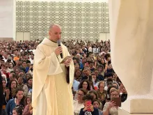 Frei Gilson celebra missa em Fátima, Portugal.