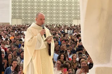 Frei Gilson celebra missa em Fátima, Portugal.