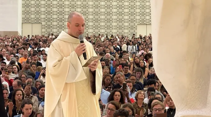 Frei Gilson celebra missa em Fátima, Portugal. ?? 