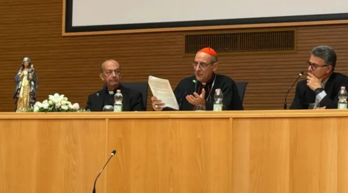 O cardeal Víctor Manuel Fernández apresenta o documento Mater populi fidelis na Cúria Jesuíta, em Roma, em 4 de outubro de 2025 ?? 