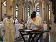 Prefeito de Petrópolis, Hingo Hammes, assina lei que institui o feriado municipal no dia 19 de outubro em honra a são Pedro de Alcântara na presença do bispo diocesano, dom Joel Portella Amado.