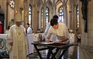 Prefeito de Petrópolis, Hingo Hammes, assina lei que institui o feriado municipal no dia 19 de outubro em honra a são Pedro de Alcântara na presença do bispo diocesano, dom Joel Portella Amado.