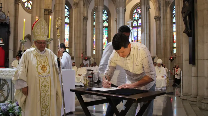 Prefeito de Petrópolis, Hingo Hammes, assina lei que institui o feriado municipal no dia 19 de outubro em honra a são Pedro de Alcântara na presença do bispo diocesano, dom Joel Portella Amado. ?? 