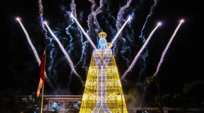 Imagem luminosa de Nossa Senhora de Nazaré, em Belém (PA)