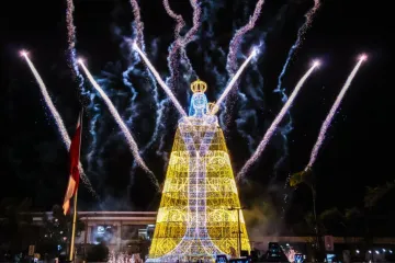 Imagem luminosa de Nossa Senhora de Nazaré, em Belém (PA)