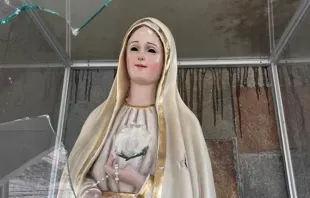 Imagem vandalizada do Imaculado Coração de Maria.