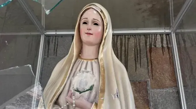 Imagem vandalizada do Imaculado Coração de Maria. ?? 