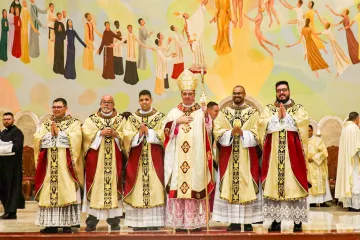 O bispo de Apucarana, dom Carlos José de Oliveira, com os neossacerdotes.