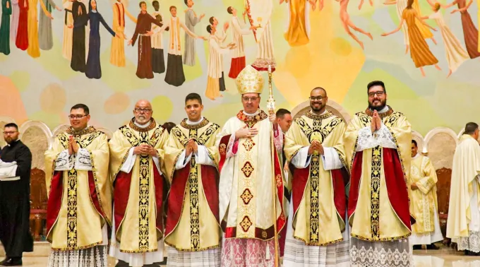 O bispo de Apucarana, dom Carlos José de Oliveira, com os neossacerdotes. ?? 