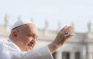 Papa Francisco saúda fiéis na Praça de São Pedro em 13 de setembro de 2023