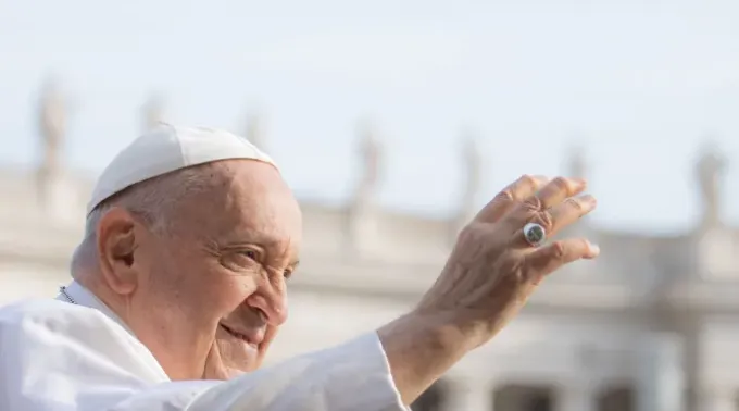 Papa Francisco saúda fiéis na Praça de São Pedro em 13 de setembro de 2023 ?? 