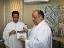 Padre Omar Raposo, reitor do santuário Cristo Redentor, abençoa sala da gratidão.
