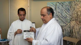 Padre Omar Raposo, reitor do santuário Cristo Redentor, abençoa sala da gratidão.