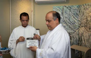 Padre Omar Raposo, reitor do santuário Cristo Redentor, abençoa sala da gratidão.