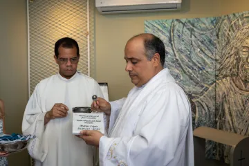 Padre Omar Raposo, reitor do santuário Cristo Redentor, abençoa sala da gratidão.