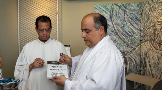 Padre Omar Raposo, reitor do santuário Cristo Redentor, abençoa sala da gratidão. ?? 