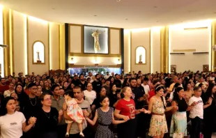 Jovens de Manaus rezaram um terço na presença das relíquias do beato Carlo Acutis, pela canonização do futuro santo, em abril de 2025