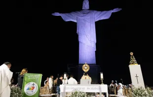 Adoração ao Santíssimo na vigília de Ano Novo 2025 no Santuário Cristo Redentor.