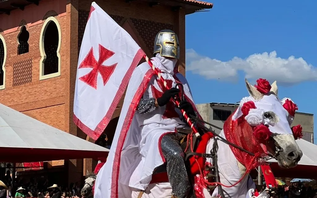 Tradição da cavalhada encena guerra entre cristãos e mouros para celebrar Pentecostes em Pirenópolis 