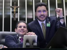 O presidente da Câmara dos Deputados, Hugo Motta e o deputado federal Jadyel Alencar celebrando a aprovação do ECA Digital na Sessão Deliberativa de ontem (20)