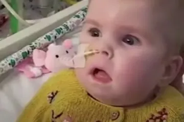 Imagem da pequena Indi Gregory no hospital