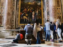 Vista interna da basílica de São Pedro na Cidade do Vaticano em 27 de abril de 2019.
