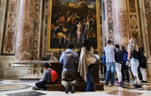 Vista interna da basílica de São Pedro na Cidade do Vaticano em 27 de abril de 2019.