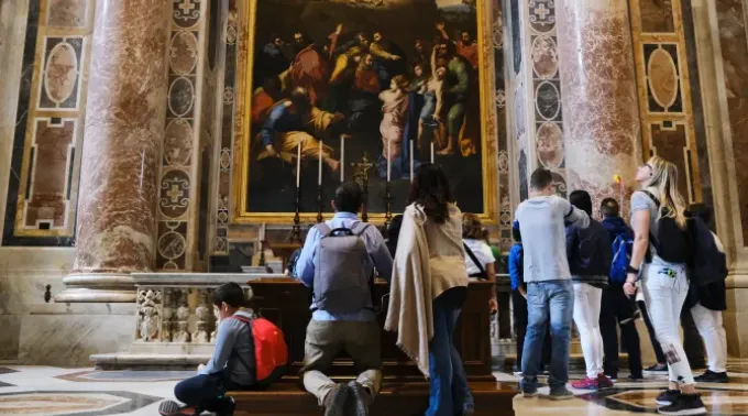 Vista interna da basílica de São Pedro na Cidade do Vaticano em 27 de abril de 2019. ?? 