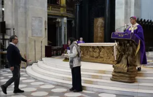 Um ativista climático interrompe missa na catedral de Turim, onde o Sudário é guardado.