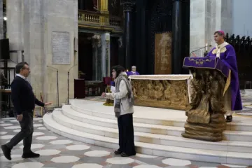 Um ativista climático interrompe missa na catedral de Turim, onde o Sudário é guardado.