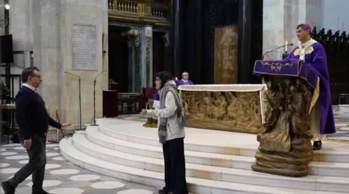 Um ativista climático interrompe missa na catedral de Turim, onde o Sudário é guardado. ?? 