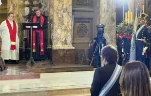 Javier Milei participa de invocação inter-religiosa na catedral de Buenos Aires.