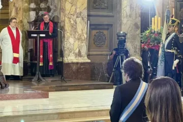 Javier Milei participa de invocação inter-religiosa na catedral de Buenos Aires.