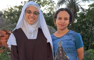 Irmã Maria Ester do Sagrado Coração de Jesus e sua irmã Luziane.