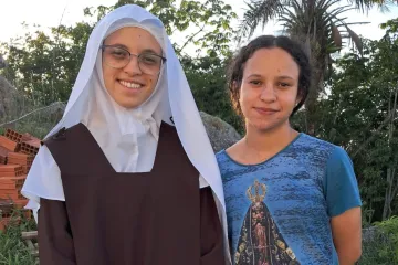 Irmã Maria Ester do Sagrado Coração de Jesus e sua irmã Luziane.