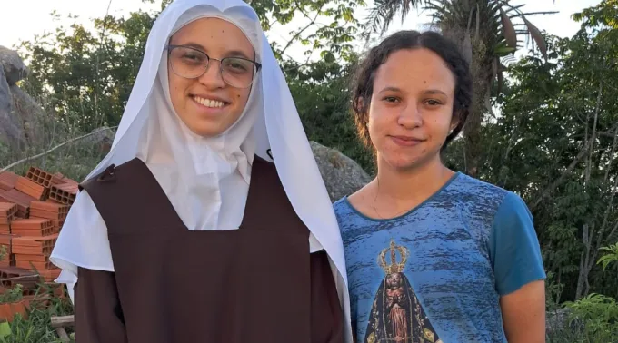 Irmã Maria Ester do Sagrado Coração de Jesus e sua irmã Luziane. ?? 