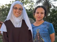 Irmã Maria Ester do Sagrado Coração de Jesus e sua irmã Luziane.