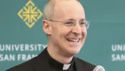 Jesuíta James Martin diz que há muitos padres gays castos e celibatários na Igreja