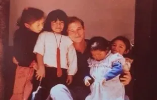 Javier Sartorius com garotas de Cusco, Peru .